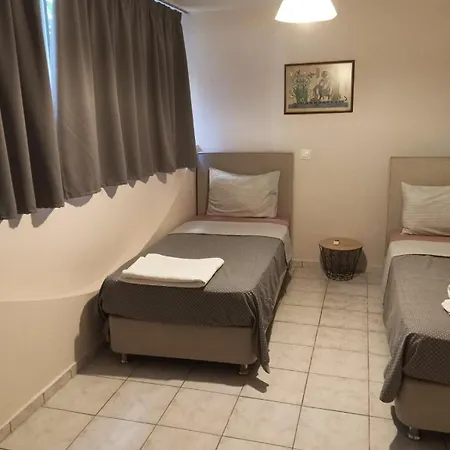 Apartment With Private Garden In Alimos *